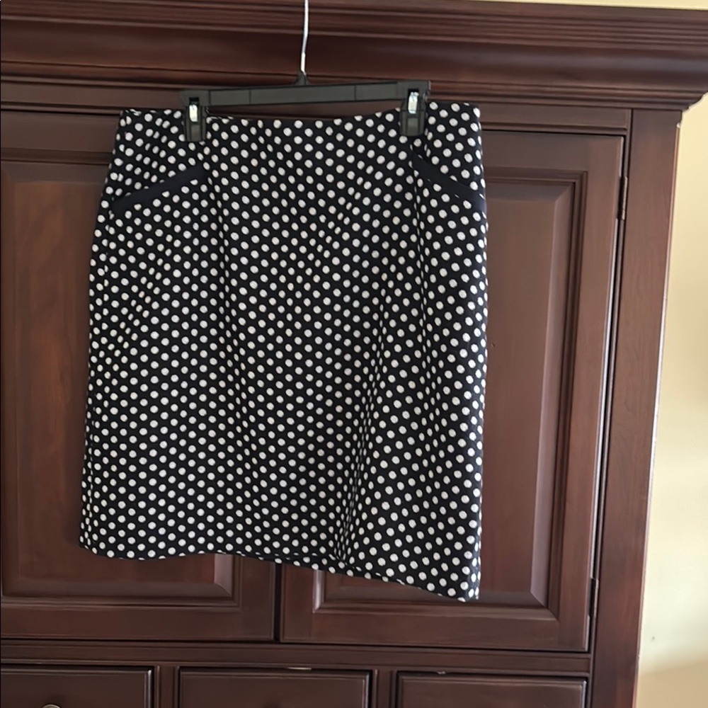 Super cute Talbots Navy /white polka dot wool skirt w/ front pockets. Lined 14
